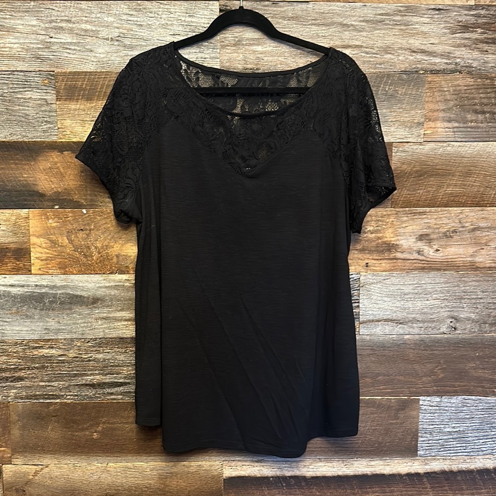 🎯 Torrid black top with lace yolk